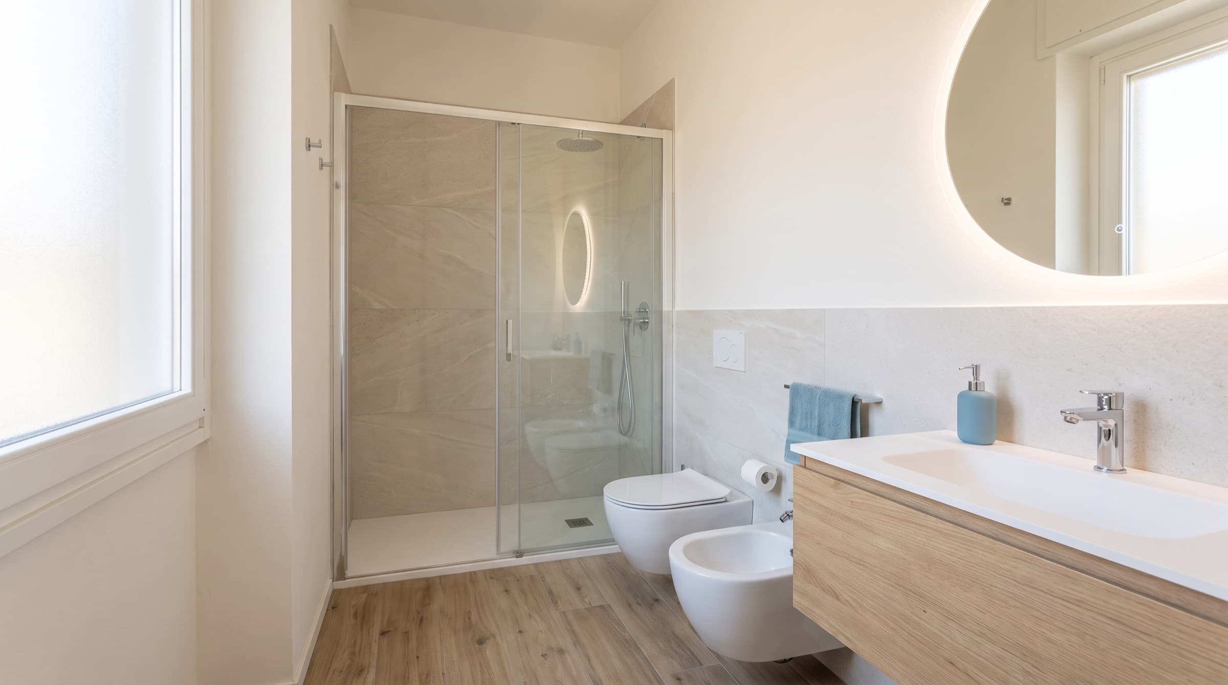Bagno completamente ristrutturato con sanitari sospesi