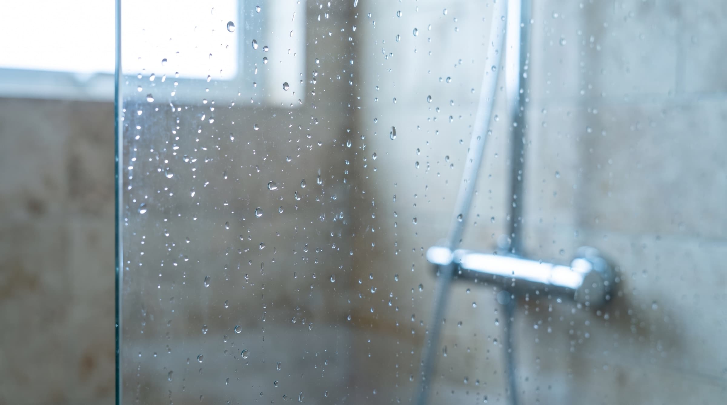 Gocce d'acqua su un cristallo doccia anticalcare