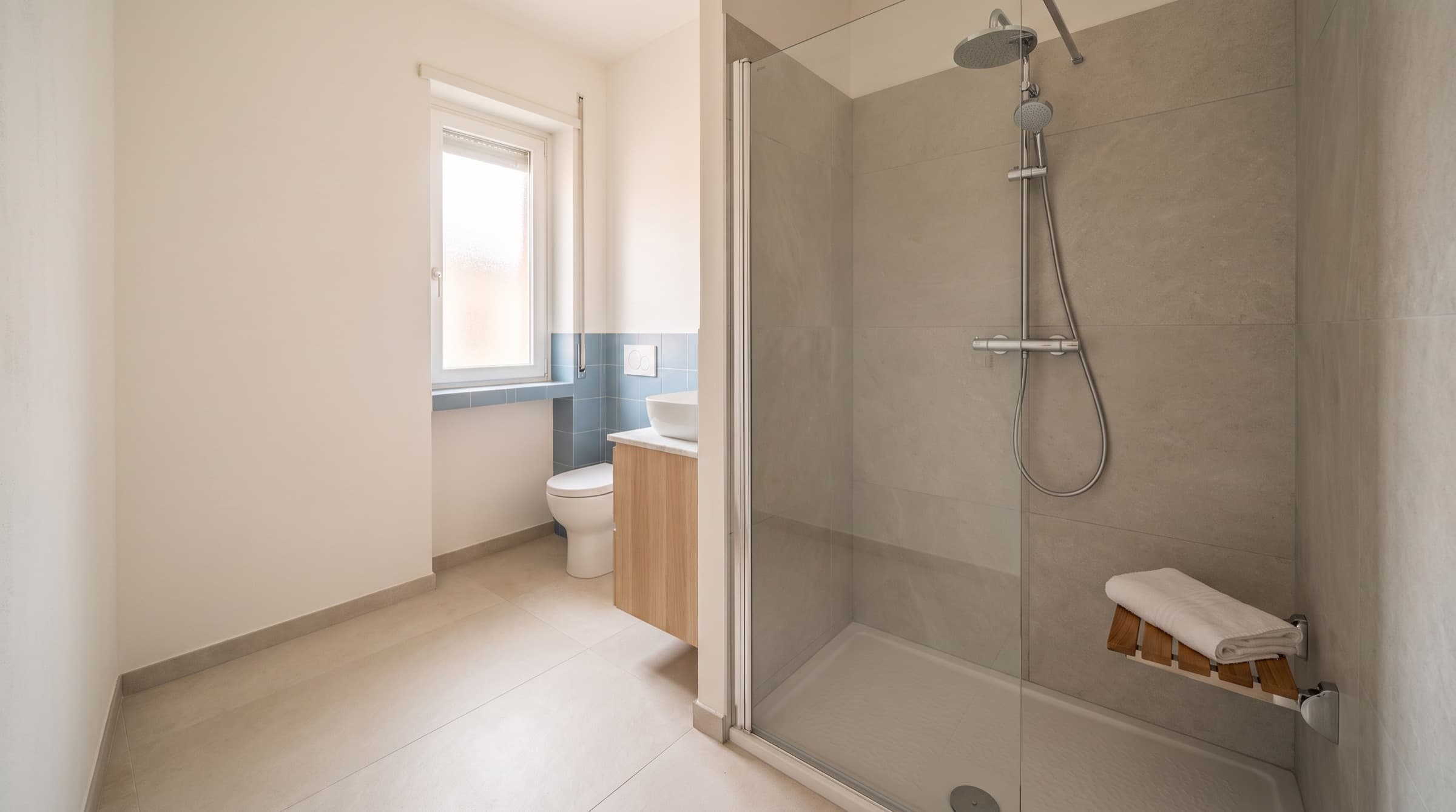 Bagno ristrutturato con doccia walk-in a filo pavimento al posto della vasca