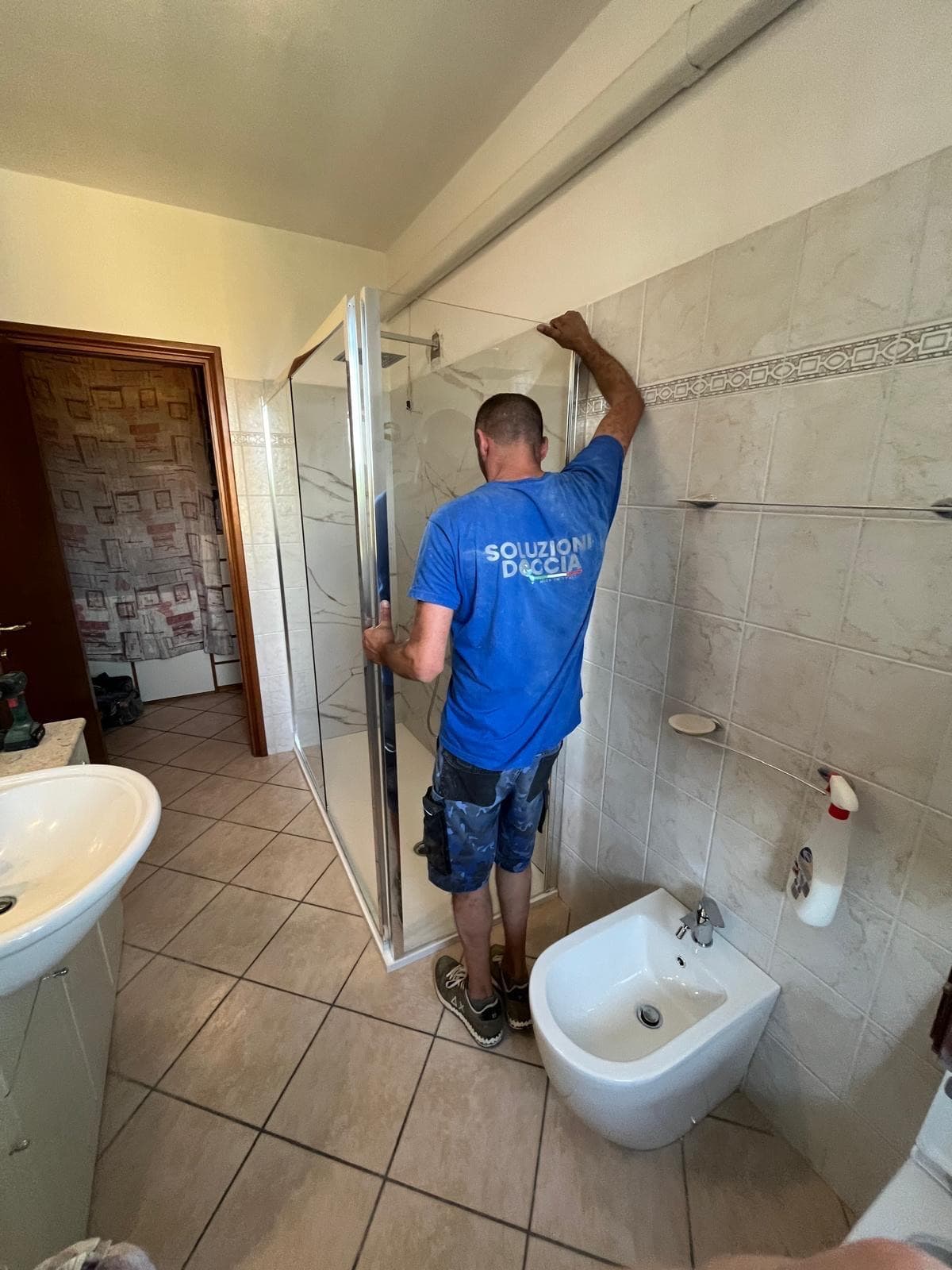 Installatore Soluzioni Doccia durante il montaggio di un box doccia